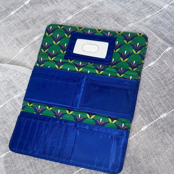 Vera Bradley Emerald Paisley Pattern Trifold Long Wallet w/Magnetic Closure NWOT - Picture 4 of 16